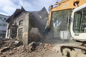 Constanta: A inceput demolarea cladirilor insalubre din curtea Spitalului de Boli Infectioase