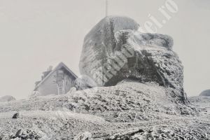 VIDEO: Cu câteva zile înainte de debutul verii a nins în Bucegi! Imagini de la staţia meteo Vârful Omu