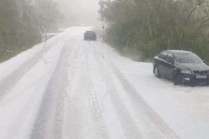 Peisaj de iarnă, în prag de vară: Covor de grindină într-o localitate din Alba (FOTO)