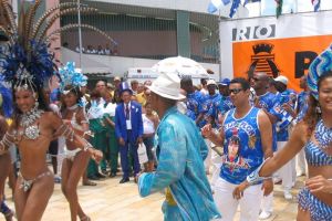 Razvan Florea si Octavian Tileaga, in Brazilia: Școala castigatoare a Carnavalului de la Rio, lectie de samba pentru inotatorii Cupei Mondiale (galerie foto)