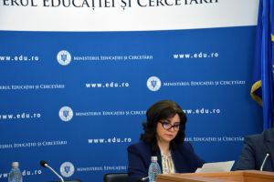Consultare publica privind functionarea unitatilor de invatamant preuniversitar cu statut de unitati-pilot:   Vor fi testate noi modele curriculare si de cariera didactica
