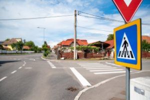 Lucrări de vopsire a marcajelor rutiere sunt în desfăşurare în Sfântu Gheorghe
