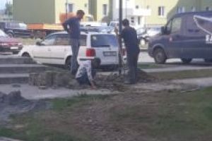 Lucrarea de iluminat  public  efectuată prost, în urmă cu doar 10 ani, este  refăcută  în totalitate