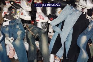 ZECI DE MII de articole de ÎNCĂLȚĂMINTE şi HAINE DE FIRMĂ au fost CONFISCATE în judeţul Arad