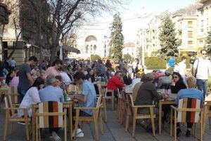 Reguli stricte pentru clienţii teraselor – Acestea s-ar putea deschide în 1 iunie