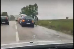 VIDEO Accident la ieşirea din Botoşani. Patru maşini care circulau în acelaşi sens au intrat una în alta. O femeie, rănită