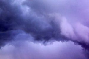 Informare meteo: Averse, căderi de grindină, descărcări electrice, intensificări de scurtă durată ale vântului şi vijelii