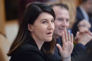 Violeta Alexandru: Sezonierii români din Germania câştigă 2.000 de euro pe lună şi nu sunt trataţi ca sclavi