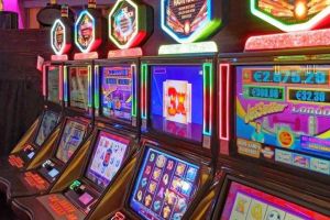 Când se redeschid casele de pariuri sportive şi sălile de păcănele: Pariorii vor purta măşti, iar între aparate va fi montat plexiglas