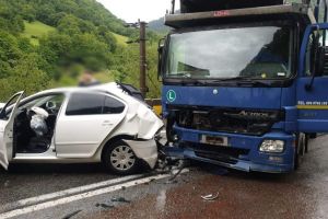 FOTO: Accident grav pe Valea Oltului – Doi răniţi şi patru maşini implicate