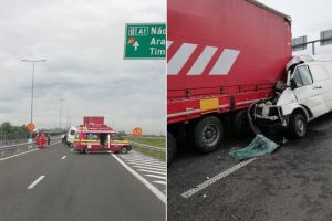 FOTO| Accident rutier GRAV pe autostrada A1, sensul de mers Sibiu-Deva: O dubă s-a făcut praf după impactul cu remorca unui autotren