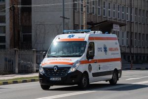 O adolescentă a fost rănită după un accident între o bicicletă şi un moped