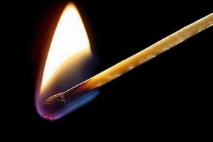 Doi copii au provocat un incendiu într-o maşină în care au aprins o candelă
