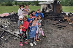 Anexele unei gospodării din Râşca, unde o familie cu 10 copii îşi ţinea toată ...