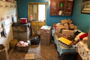 Familia cu 10 copii din Râşca a primit alimente, haine, jucării şi jocuri educative, ...