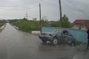 FOTO Accident la Botoşani! Un autoturism a ajuns într-un cap de pod