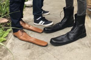 Un meşter din Cluj a inventat pantofii de DISTANȚARE SOCIALĂ. Cât costă o pereche?