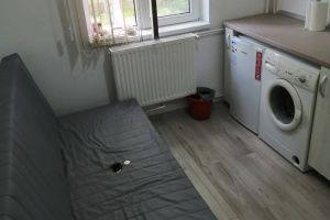Revolta chiriilor. O garsonieră dată spre închiriere pare să aibă bucătăria la o farfurie distanţă de pat