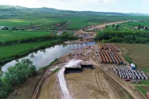 VIDEO| Autostrada A10 Sebeş-Turda, lotul 2 filmat complet: Progrese la podul peste Mureş de la Rădeşti, la terasamente, rigole şi şanţuri betonate sau la secţiuni izolate de asfalt