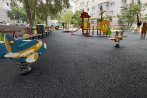 Atentie, constanteni!: Covorul de cauciuc de la locul de joaca din Portul Tomis, distrus