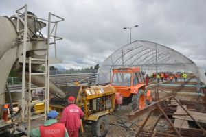 Se toarnă betonul la suprastructura Pasajului Fartec. Trebuie să funcţioneze cel puţin 25 de ani