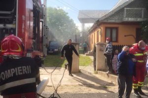 FOTO-ULTIMĂ ORĂ: Incendiu la o gospodărie din Popeşti