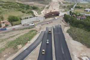 VIDEO: Pe autostrada A10 Sebeş-Turda, lotul 1, primul strat de ASFALT în viitorul nod rutier Alba Iulia Nord