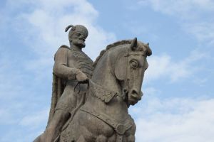 În 27 mai 1600, Mihai Viteazul devine „domn al Ţării Româneşti şi al Ardealului şi a toată Ţara Moldovei”, realizând prima unire politică a celor trei ţări române.