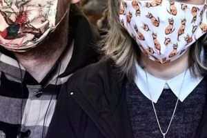FOTO: Suveniruri noi la Muzeul Brukenthal – Măşti de protecţie personalizate