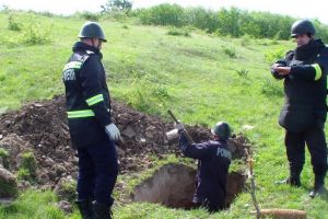 Explozie controlată: Muniţii din al doilea Război Mondial, distruse de pompierii din Bihor. Cum se desfăşoară o asemenea misiune (FOTO / VIDEO)