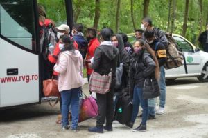Srilankezii sunt primiţi cu braţele deschise la Jucu, după ce au fost daţi afară de la o fabrică din Botoşani