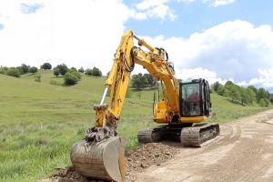 Lucrările de  asfaltare  a drumulului judeţean 121A au fost reluate, ieri