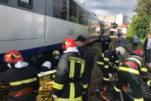 Interventie dramatica: Femeie prinsa sub rotile trenului. Pompierii incearca sa scoata trupul neinsufletit  