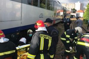 Lovită mortal de tren