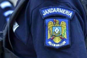 Hoţ de buzunare prins de jandarmi după intervenţia unui cetăţean responsabil