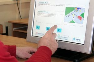 Prefectul de Bihor cere Guvernului ca şcolile de şoferi să poată ţine cursuri online