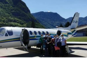 Opt românce au plecat la muncă în Italia cu avionul privat – Patronul nu regretă că le-a trimis aeronava la scară
