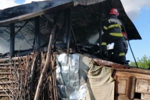 Piroman încătuşat de oamenii legii | Bărbatul bănuit că a dat foc unei anexe, cercetat de poliţişti