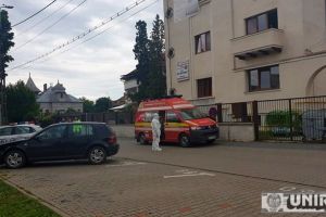 FOTO, VIDEO| Un bărbat şi un copil, testaţi pozitiv cu COVID-19, aduşi la secţia de Infecţioase a SJU Alba Iulia