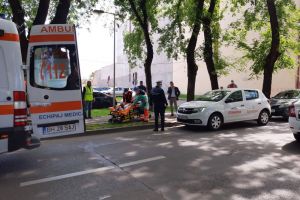Accident în Oradea: Un pieton care traversa neregulamentar strada Tudor Vladimirescu a fost izbit de o maşină