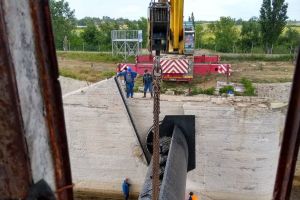 Stăvilarul de la Sânmihaiul Român mai aproape de reabilitare. A fost montată stavila cilindrică