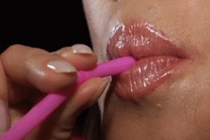 Noi REGULI pentru TERASE: Băuturile vor fi consumate doar cu paiul, pentru a se EVITA TRANSMITEREA rujului între clienţi