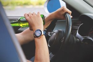 S-a urcat BĂUT la volan şi a intrat cu maşina ÎNTR-UN STÂLP