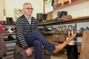 Pantofii de distanţare socială inventaţi la Cluj au produs senzaţie în România