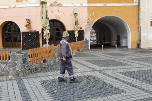 Atenţie, cad ţigle – Trecerea pe sub Turnul Sfatului, blocată parţial