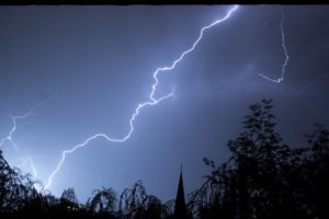 COD GALBEN de FURTUNĂ în Alba, până la ora 17.00: Averse, grindină şi descărcări electrice