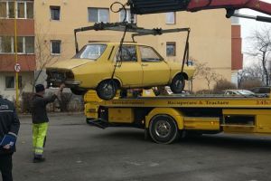 Maşina abandonată şi mutată de ici-colo nu te scapă de ridicare