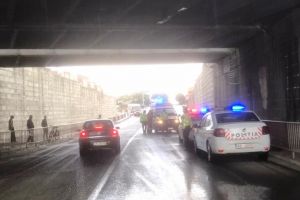 ACUM: Bărbat în stare gravă după ce a căzut cu bicicleta, la pasajul Vâlcele