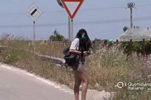 În sudul Italiei prostituatele au ieşit la muncă cu măşti, termometre şi geluri dezinfectante. Unele sunt românce (VIDEO)