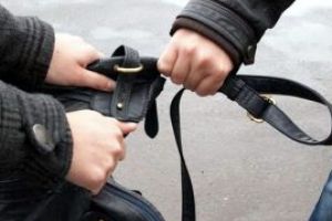 Tânăr de 17 ani din Baia Sprie, prins după ce a furat o poşetă